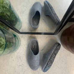 Behagelig hjemmesko i lysegrå filt