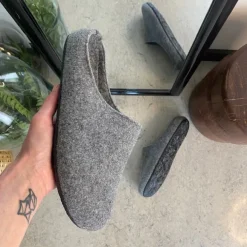 Behagelig hjemmesko i lysegrå filt