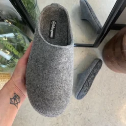 Behagelig hjemmesko i lysegrå filt