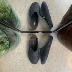 Behagelig hjemmesko i mørkegrå filt