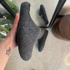 Behagelig hjemmesko i mørkegrå filt