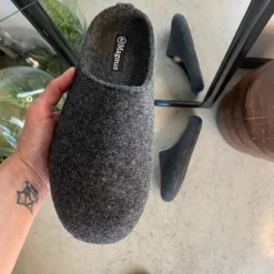 Behagelig hjemmesko i mørkegrå filt
