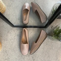 Beige ballerinasko med fint, perforeret mønster