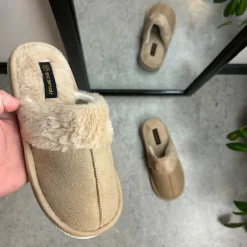 Beige hjemmesko med synlig pelskant