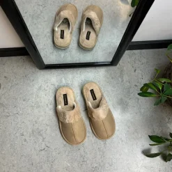 Beige hjemmesko med synlig pelskant