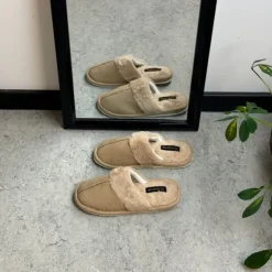Beige hjemmesko med synlig pelskant