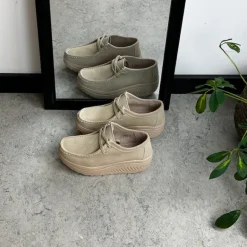 Beige ruskindssko med gængesål og svangstøtte