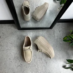 Beige ruskindssko med gængesål og svangstøtte