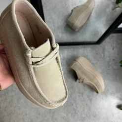 Beige ruskindssko med gængesål og svangstøtte