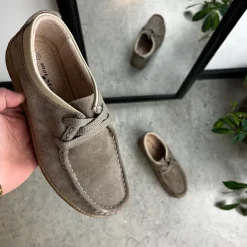 Beige ruskindssko med rågummisål