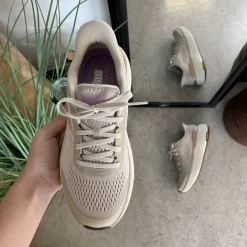 Beige Skechers slip-in med MaxChusion bund