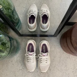 Beige Skechers slip-in med MaxChusion bund