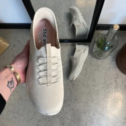 Beige Skechers slip-ins med svangstøtte