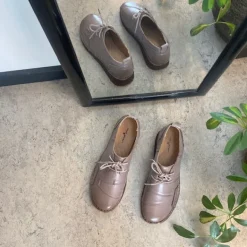 Beige skind snøresko med god stødabsorbering