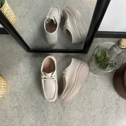 Beige skindsko med gængesål og svangstøtte