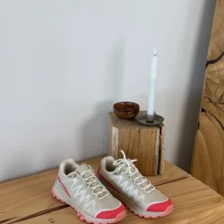 Beige sko med åndbar overdel og flotte detaljer