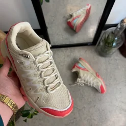 Beige sko med åndbar overdel og flotte detaljer