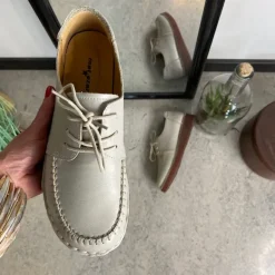 Beige snøresko i læder med god stødabsorbering.