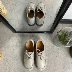 Beige snøresko i læder med god stødabsorbering.