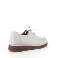 Beige snøresko i læder med god stødabsorbering.