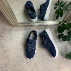 Blå fleksibel sko med skridhæmmende såler