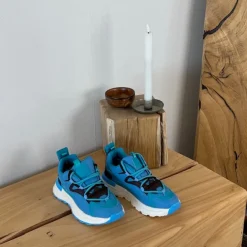 Blå letvægtssko med stødabsorbering og flotte detaljer