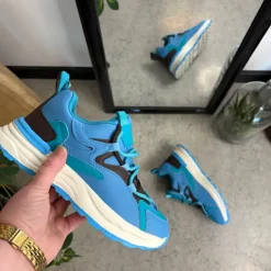 Blå letvægtssko med stødabsorbering og flotte detaljer