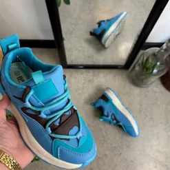 Blå letvægtssko med stødabsorbering og flotte detaljer