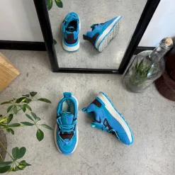 Blå letvægtssko med stødabsorbering og flotte detaljer