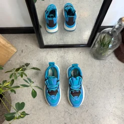 Blå letvægtssko med stødabsorbering og flotte detaljer