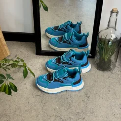 Blå letvægtssko med stødabsorbering og flotte detaljer