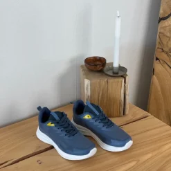 Blå, åndbar sko med let svangstøtte