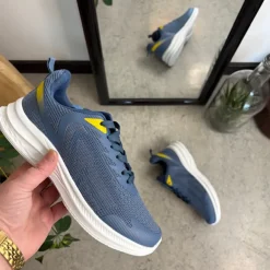 Blå, åndbar sko med let svangstøtte