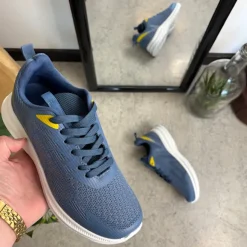 Blå, åndbar sko med let svangstøtte