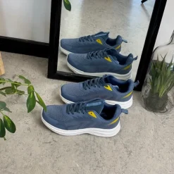 Blå, åndbar sko med let svangstøtte