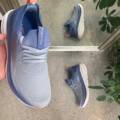 Blå åndbar slip on sko med stødabsorbering