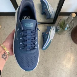 Blå slip-ins sko fra Skechers med elastiksnøre