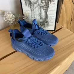 Blå slip-on sko med strikoverdel