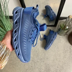 Blå slip-on sko med strikoverdel