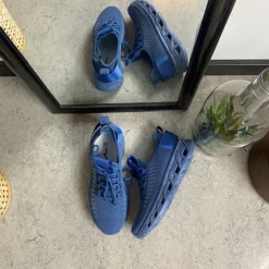 Blå slip-on sko med strikoverdel