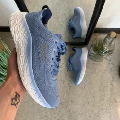 Blå sneakers med åndbar overdel