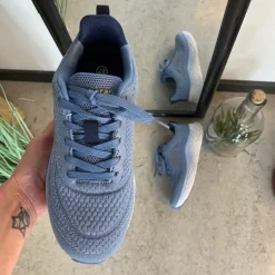 Blå sneakers med åndbar overdel