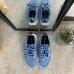 Blå sneakers med åndbar overdel