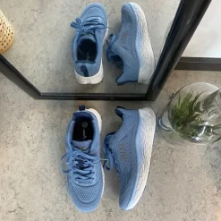 Blå sneakers med åndbar overdel