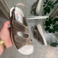 Bred ortopædisk sandal i beige med velcro, svangstøtte & ekstra plads til knyster