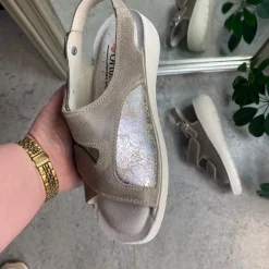 Bred ortopædisk sandal i beige med velcro, svangstøtte & ekstra plads til knyster