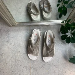 Bred ortopædisk sandal i beige med velcro, svangstøtte & ekstra plads til knyster