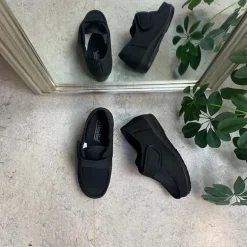 Bred sko med velcro og plads