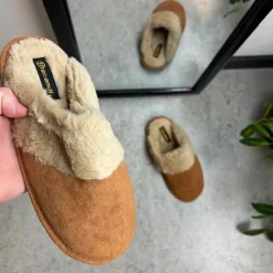 Brun hjemmesko med synlig pelskant