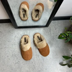 Brun hjemmesko med synlig pelskant